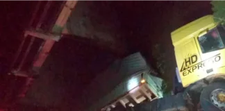 Un camión despistó y cayó debajo de un puente en la Ruta 14 a la altura de Colón Un camión despistó y cayó debajo de un puente en la Ruta 14 a la altura de Colón