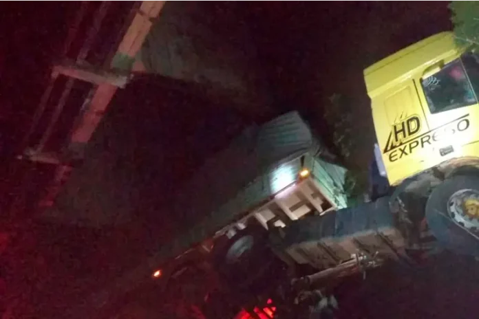 Un camión despistó y cayó debajo de un puente en la Ruta 14 a la altura de Colón Un camión despistó y cayó debajo de un puente en la Ruta 14 a la altura de Colón