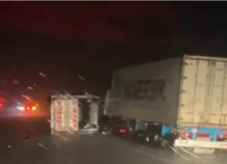Vuelco masivo de camiones bloqueó totalmente el tránsito. Foto: Captura
