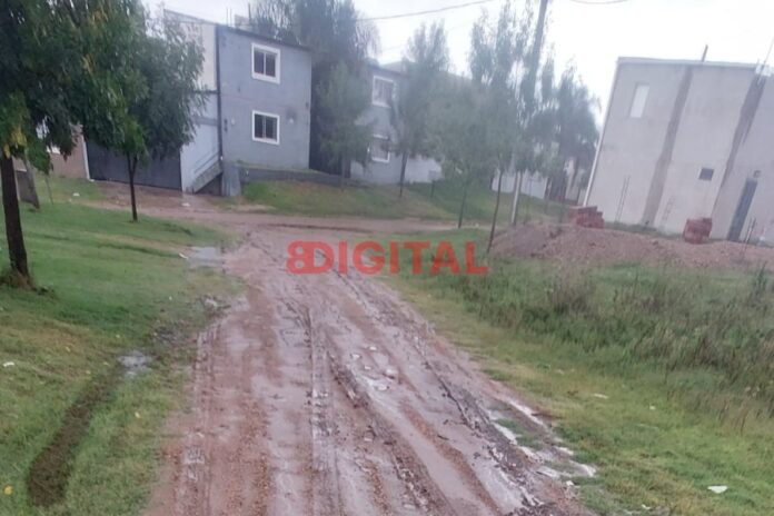 Vecinos del barrio Planta Emisora reclaman obras urgentes. Foto: Elochodigital Vecinos del barrio Planta Emisora reclaman obras urgentes. Foto: Elochodigital