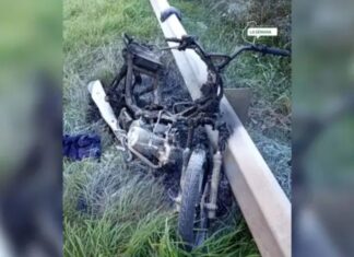 Insólito: un motociclista incendió su propia moto durante un control policial en la Ruta 18 Motociclista incendió su moto durante un control policia. Foto: La Semana Digital