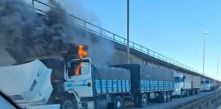 Incendio de un camión provocó el corte total en el puente Zárate-Brazo Largo.