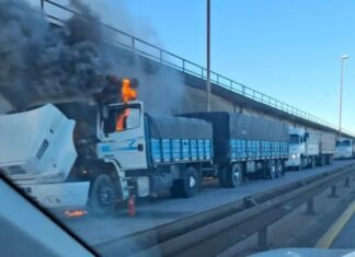 Incendio de un camión provocó el corte total de la Ruta 12 en el puente Zárate-Brazo Largo Incendio de un camión provocó el corte total en el puente Zárate-Brazo Largo.