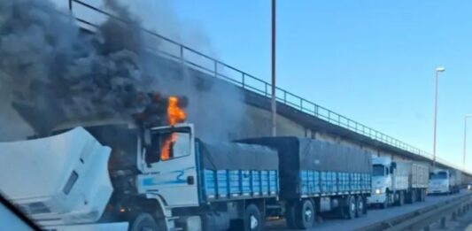 Incendio de un camión provocó el corte total en el puente Zárate-Brazo Largo.