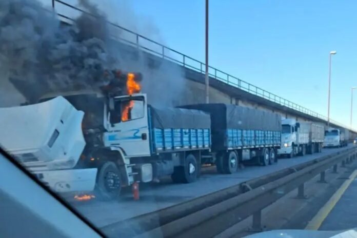 Incendio de un camión provocó el corte total en el puente Zárate-Brazo Largo.