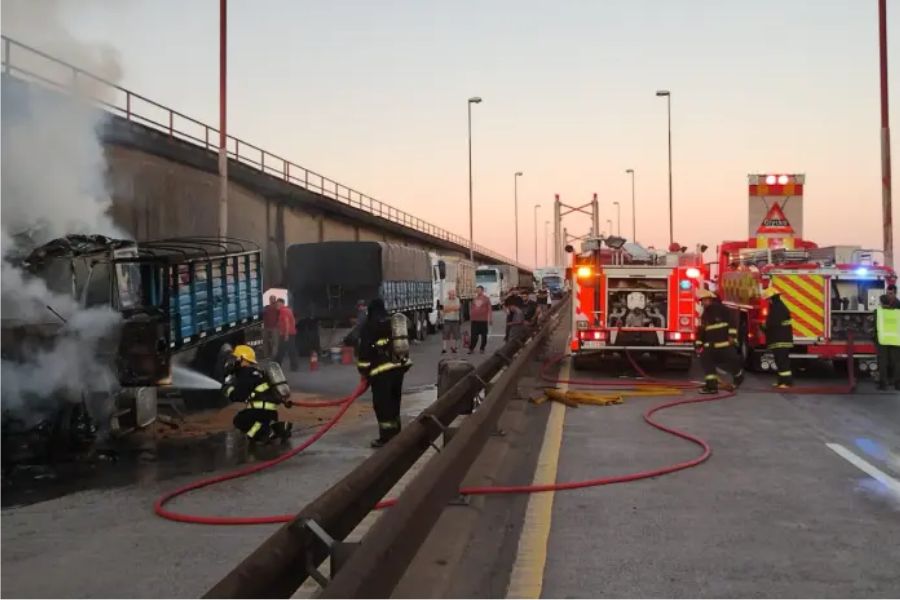 Incendio de un camión provocó el corte total en el puente Zárate-Brazo Largo.