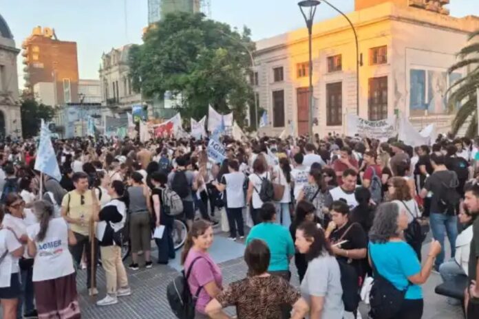 Docentes marchan con antorchas. Foto: AHORA Entre Ríos