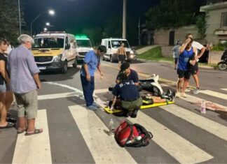 Fuerte choque entre un auto y una moto en Paraná.