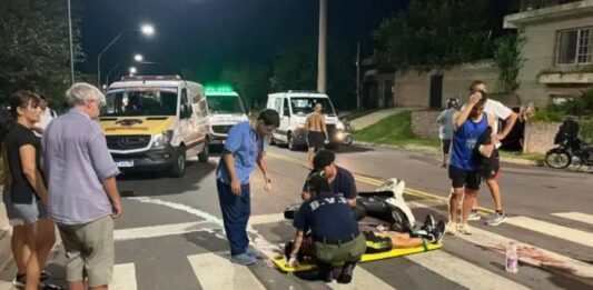 Fuerte choque entre un auto y una moto en Paraná.