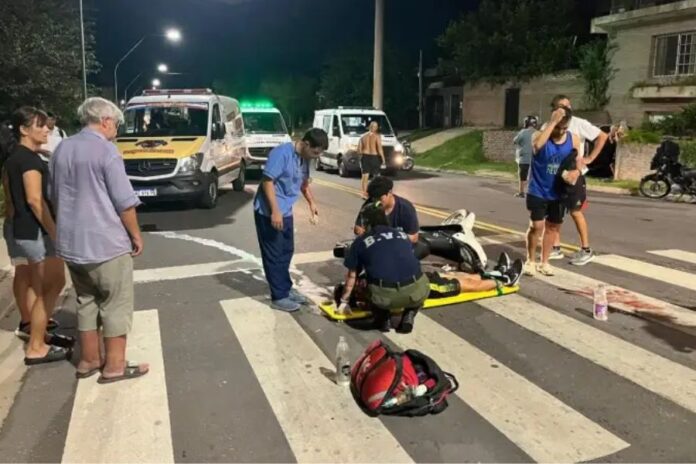Fuerte choque entre un auto y una moto en Paraná. Fuerte choque entre un auto y una moto en Paraná.