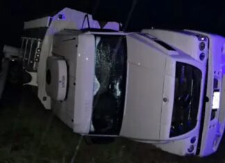 Un camión volcó tras realizar “efecto tijera” en la Ruta 14. Foto: (PER)