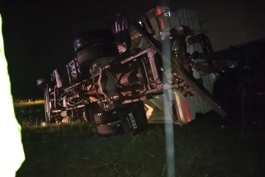 Un camión volcó tras realizar “efecto tijera” en la Ruta 14. Foto: (PER)