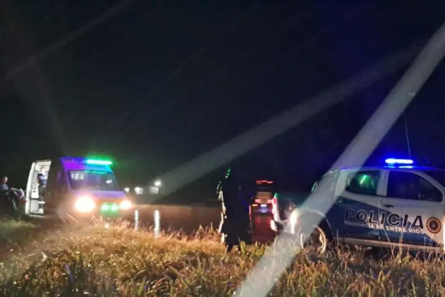 Un camión volcó tras realizar “efecto tijera” en la Ruta 14. Foto: (PER)