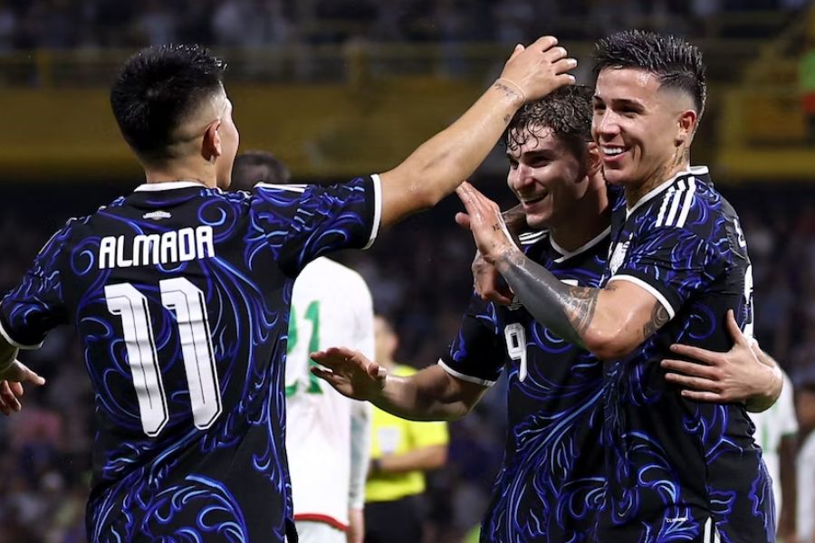 Enzo Fernández y Nico Paz marcaron los goles para Argentina. Foto: Reuters - Agustin Marcarian