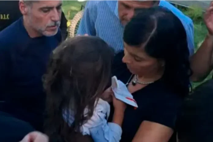 Esmeralda apareció cerca de su casa.