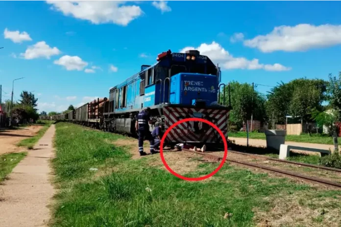Un tren frenó a centímetros de un hombre acostado sobre las vías en Chajarí y evitó una tragedia Un tren frenó a centímetros de un hombre acostado sobre las vías en Chajarí y evitó una tragedia