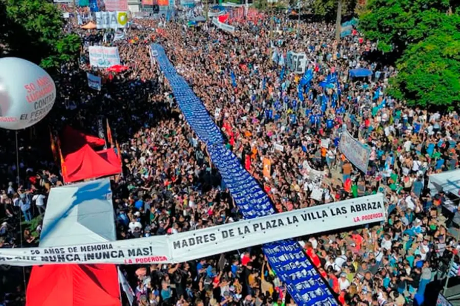 Multitudinaria marcha en Plaza de Mayo a 50 años del golpe