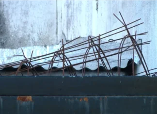 La malla metálica que estaba electrificada. Foto: Elonce