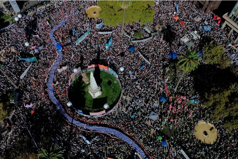 Multitudinaria marcha en Plaza de Mayo a 50 años del golpe