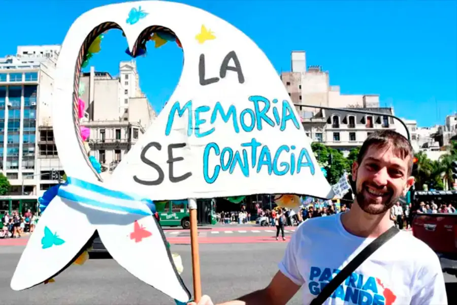 Multitudinaria marcha en Plaza de Mayo a 50 años del golpe