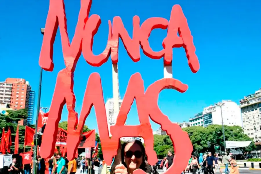 Multitudinaria marcha en Plaza de Mayo a 50 años del golpe