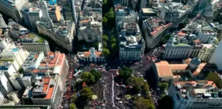 Multitudinaria marcha en Plaza de Mayo a 50 años del golpe