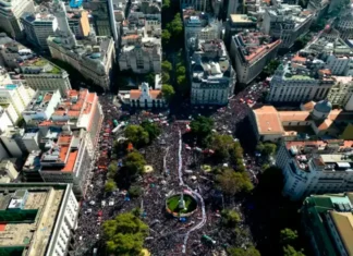 Multitudinaria marcha en Plaza de Mayo a 50 años del golpe: “Son 30 mil y que nos digan dónde están” Multitudinaria marcha en Plaza de Mayo a 50 años del golpe