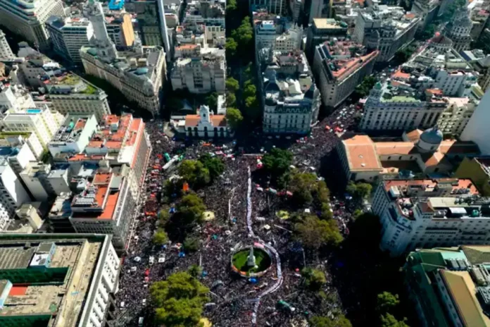 Multitudinaria marcha en Plaza de Mayo a 50 años del golpe