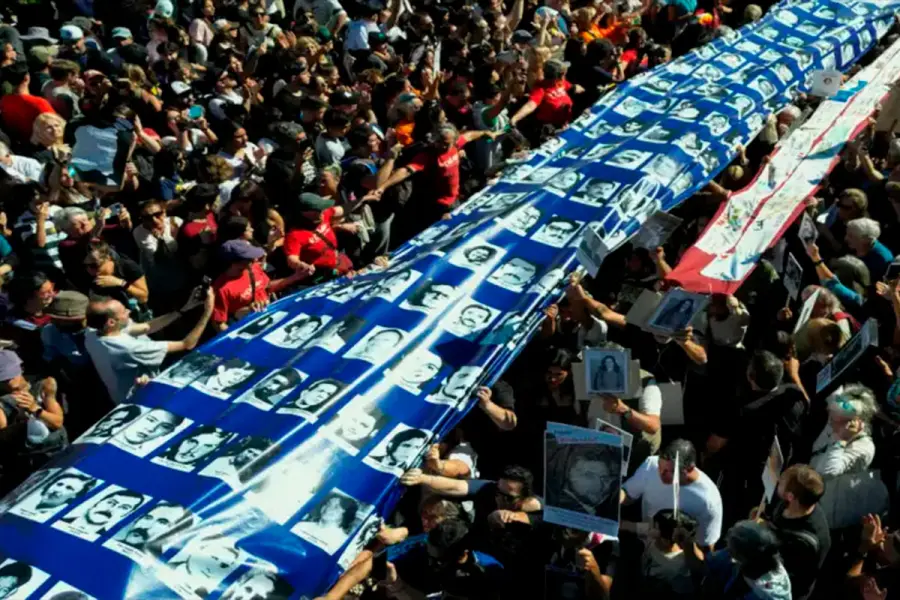 Multitudinaria marcha en Plaza de Mayo a 50 años del golpe