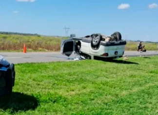 Trágico choque entre un colectivo del Servicio Penitenciario y una camioneta en la autopista Rosario–Santa Fe Trágico choque en la autopista Rosario–Santa Fe