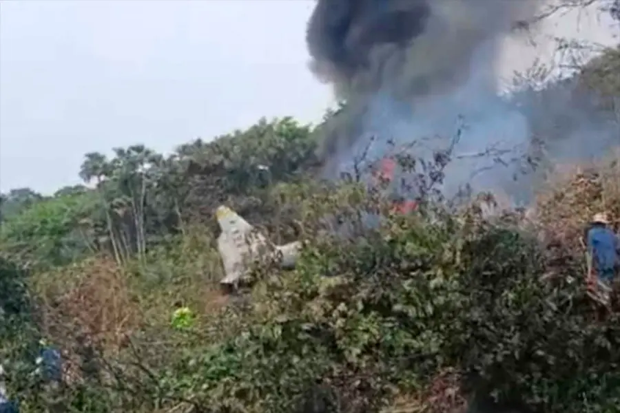 Avión militar Hércules de la Fuerza Aérea de Colombia se estrelló con 125 personas a bordo tras despegar.