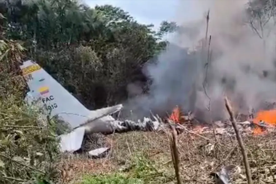 Avión militar Hércules de la Fuerza Aérea de Colombia se estrelló con 125 personas a bordo tras despegar.