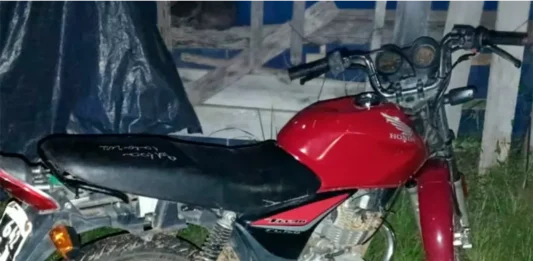 Le robaron la moto que había dejado con las llaves puestas y la policía la recuperó horas después