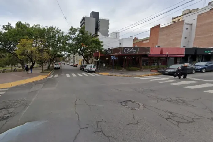 Habrá reducción de calzada y cortes en calle Urquiza por obras de bacheo. Foto: Google Maps.