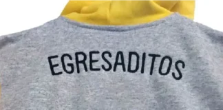 Estafa de una madre con la ropa de egresados. Foto: Ilustrativa