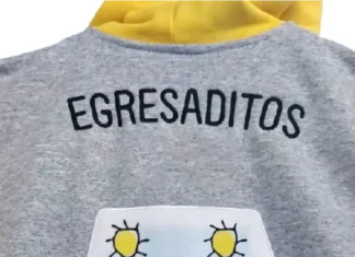 Estafa de una madre con la ropa de egresados. Foto: Ilustrativa