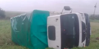 Camión volcado sobre Ruta 12. Foto: FM Brisas Santa Elena