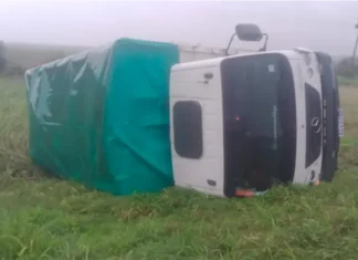 Volcó un camión en Ruta 12 cerca de Alcaraz Sur en medio de intensas lluvias Camión volcado sobre Ruta 12. Foto: FM Brisas Santa Elena
