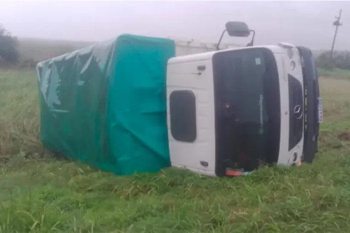 Camión volcado sobre Ruta 12. Foto: FM Brisas Santa Elena