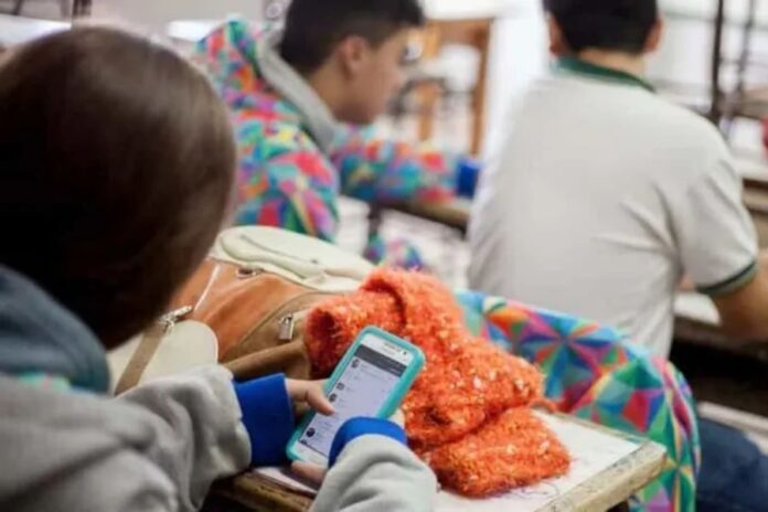 Proponen prohibir por ley el uso de celulares en escuelas. Foto: Ilustrativa.