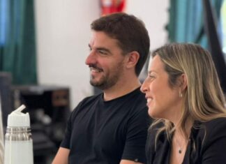 Carolina Streitenberger recorrió instituciones de Colonia Avellaneda y entregó banderas a estudiantes Carolina Streitenberger y Graciano Sieber