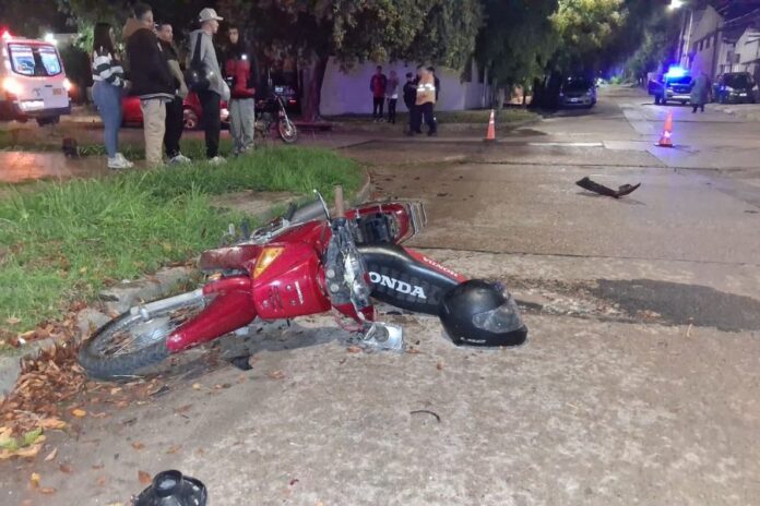Un choque entre un auto y una moto en Paraná. Foto: BVP. Un choque entre un auto y una moto en Paraná. Foto: BVP.
