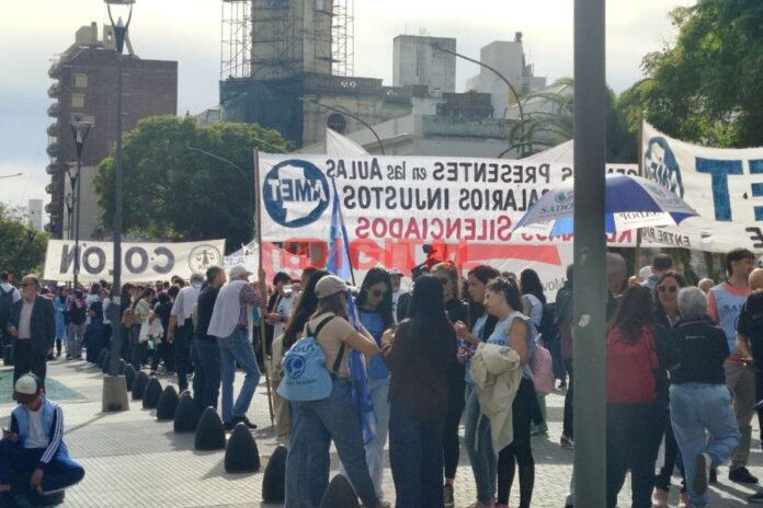 Gremios marcharon en Paraná contra la reforma previsional. Foto: Elochodigital.