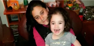 Emilia junto a su hermana Luana.