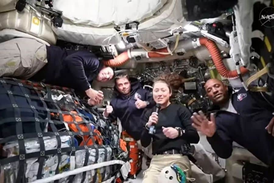 Jeremy Hansen relató que la tripulación pospuso su comida por seguir tomando fotos de la Tierra desde la nave (NASA).