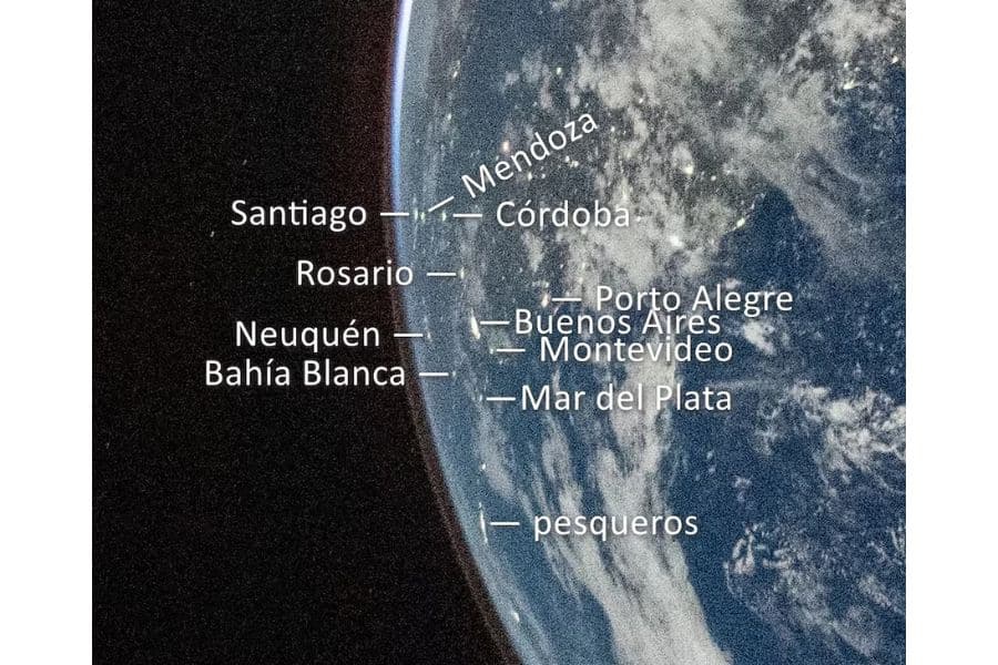 La tripulación de Artemis II pasó minutos pegada a la ventana, fotografiando el planeta tras salir de la órbita terrestre (NASA).