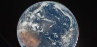 Una impresionante imagen de la Tierra desde el espacio, mostrando continentes, océanos y una enigmática luz que emerge de la atmósfera sobre el Atlántico. (NASA)