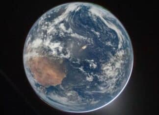 Desde Venus hasta Buenos Aires y varias ciudades argentinas: qué muestra la primera foto de la Tierra de Artemis II Una impresionante imagen de la Tierra desde el espacio, mostrando continentes, océanos y una enigmática luz que emerge de la atmósfera sobre el Atlántico. (NASA)