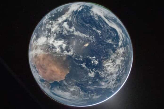 Una impresionante imagen de la Tierra desde el espacio, mostrando continentes, océanos y una enigmática luz que emerge de la atmósfera sobre el Atlántico. (NASA) Una impresionante imagen de la Tierra desde el espacio, mostrando continentes, océanos y una enigmática luz que emerge de la atmósfera sobre el Atlántico. (NASA)