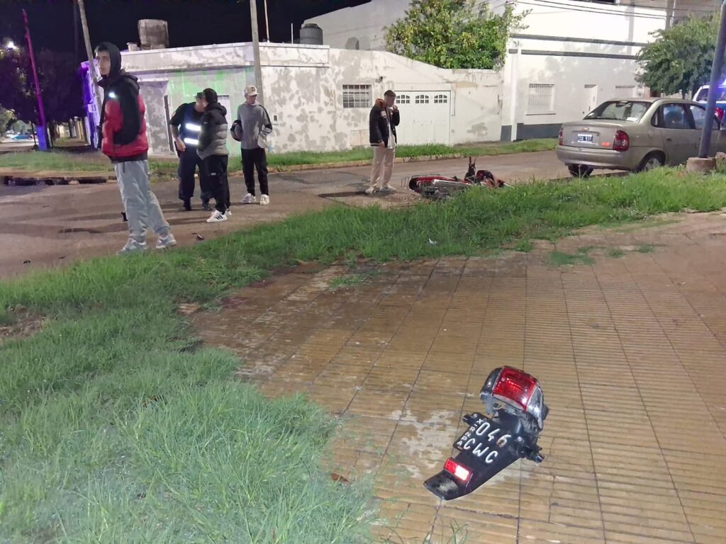 Un choque entre un auto y una moto en Paraná. Foto: BVP.